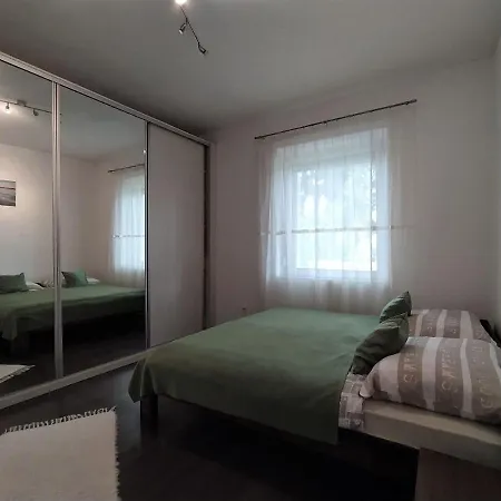 Elizabeth Vendeghaz Balatonfuzfon A Strandnal * Balatonfůzfő