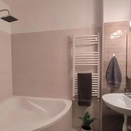 Elizabeth Vendeghaz Balatonfuzfon A Strandnal