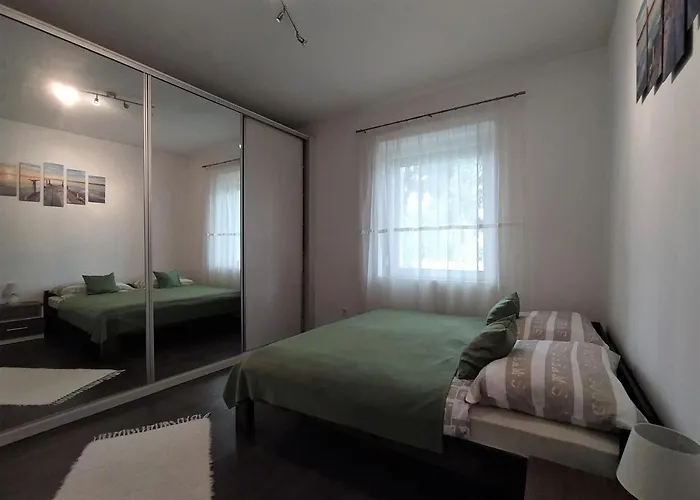 Elizabeth Vendeghaz Balatonfuzfon A Strandnal * Balatonfůzfő