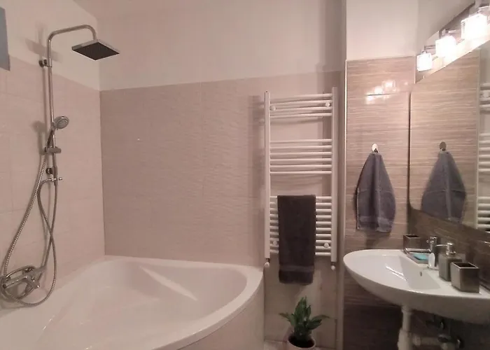 Elizabeth Vendeghaz Balatonfuzfon A Strandnal