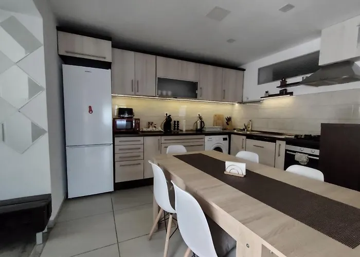 Elizabeth Vendeghaz Balatonfuzfon A Strandnal